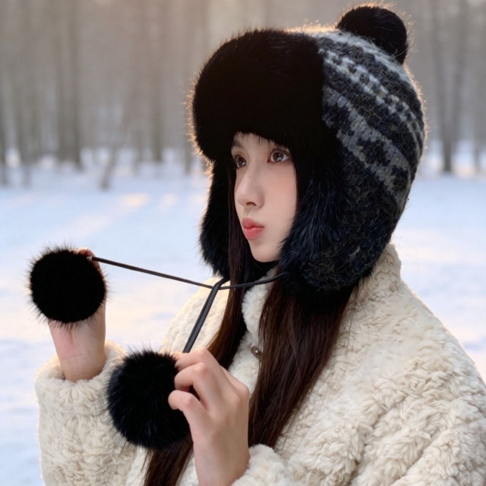 Trapper Hat Ear Flap - หมวกถักโพลีเอสเตอร์มีสไตล์พร้อมพู่ตกแต่ง ขนาดรอบศีรษะ 55-58 ซม. หมวกปิดหูลายแฟร์ไอล์ หมวกอูชันกา